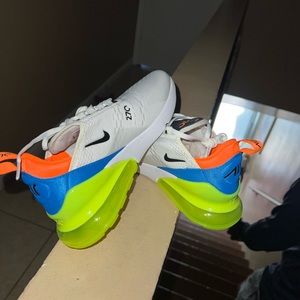 WOMEN NIKE AIR MAX 270 NEVER WORN.